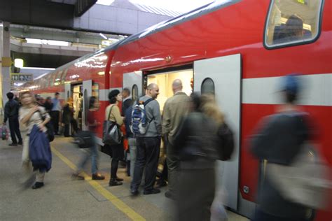 ברשות ניתנים שירותים של העברת זכויות מגורים וזכויות קרקע, שינוי ייעוד מקרקעין ואישורי תוספות בנייה, חוזי חכירה ושכירת קרקע חקלאית. רכבת ישראל: סיכום רבעון א' 2010 - רכבת ישראל | סקופר