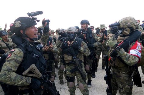 Cinta kepadamu sebenarnya diri ini. Lirik Lagu Yel-yel TNI 'Terpesona Aku Terpesona', Kini ...