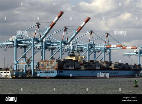 Maersk Sealand Shipping Containers Hi Res Stock Photography And Images
