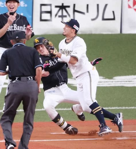 ＜オリックス・ソフトバンク＞初回無死一塁、若月の悪送球で打者走者・周東と安達が激突 ― スポニチ Sponichi Annex 野球