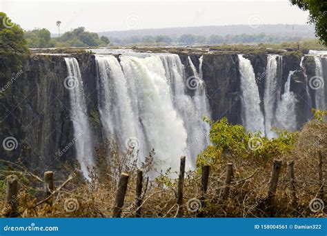 Les Chutes Victoria Constituent Une Large Cascade Du Fleuve Zambezi