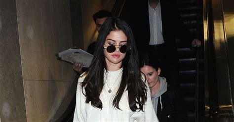 Selena Gomez Arrive à Laéroport De Lax à Los Angeles Le 28 Novembre