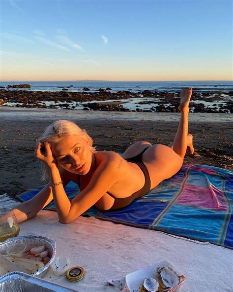 Caroline Vreeland Showed Off Her Sexy Ass On The Beach Two Days After