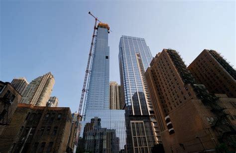 One Chicagos East Tower Tops Out In River North Chicago Yimby