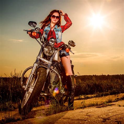 Rowerzysta Dziewczyny Obsiadanie Na Motocyklu Obraz Stock Obraz