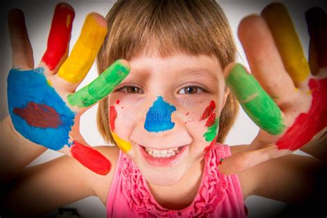 Bambina Sorridente Con Le Mani Dipinte In Pitture Variopinte Fotografia