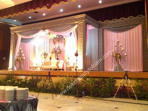 Dekorasi backdrop bundar sekarang emang lagi trending, semuanya ingin model bundar, baik untuk ultah anak, remaja hingga dewasa semua kepingin dekorasi balon dan styrofoam bentuk bundar. Dekorasi Styrofoam: Dekorasi Pelaminan A.3