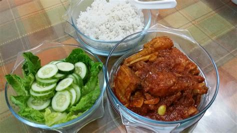Nana mempunyai masa untuk makan sebelum keluar bekerja. ZULFAZA LOVES COOKING: Nasi lemak sambal ayam