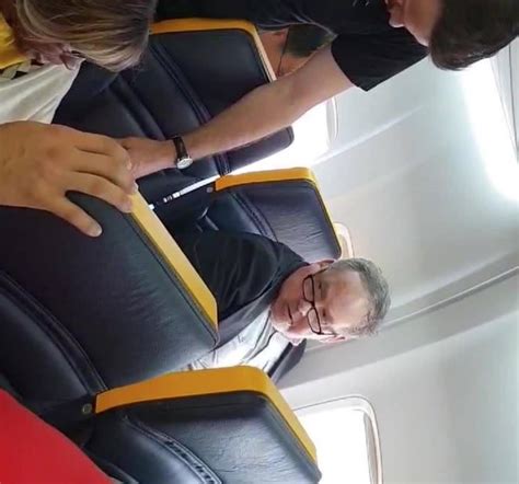 A Racist Ryanair Passenger Refuses To Sit Next To An Elderly Black Woman Aviation24be