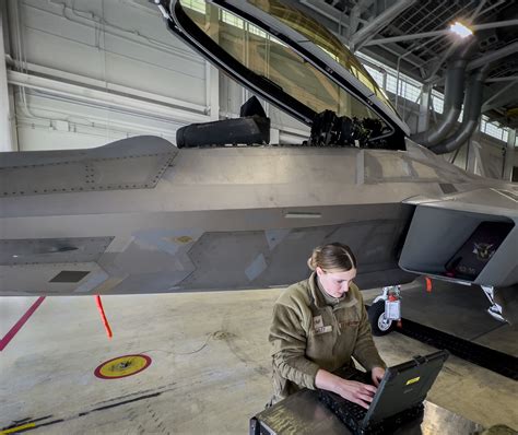 F 22 Weapons Loaders Battle In Q4 Competition Eglin Air Force Base