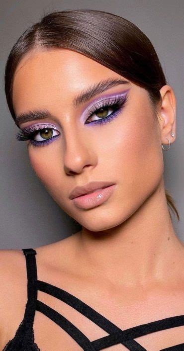 30 Spring Makeup Trends 2022 Lavender Colored Eyeshadow And Glossy Lips