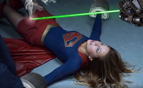 Supergirl Vs The Kryptonite Laser By Tormentor X Supergirl Fotos De
