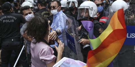 Pride Parade in Istanbul Polizei geht mit Tränengas vor