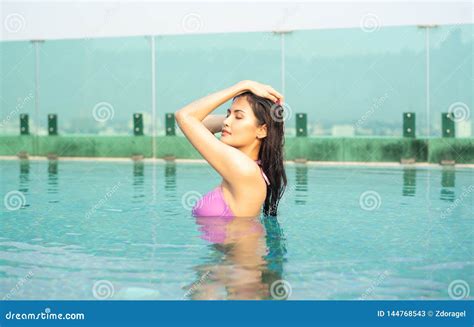 Het Genieten Van Van Vakantie Tenned Mooie Aziatische Vrouw In Purpere Bikini In Zwembad Modieus