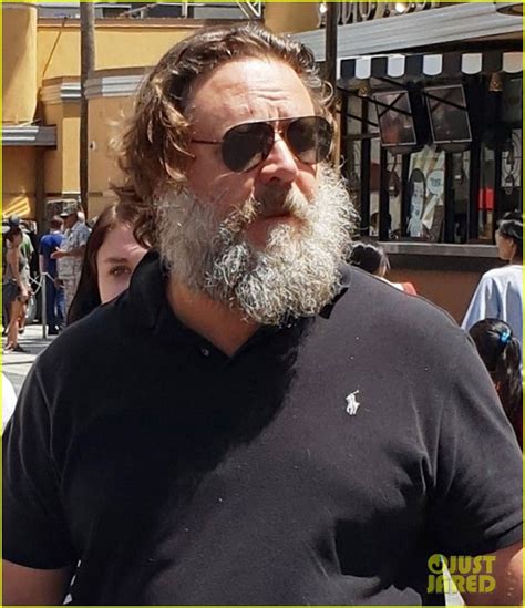 Russell Crowe Is Barely Recognizable While Exploring Universal Studios Hollywood Photo