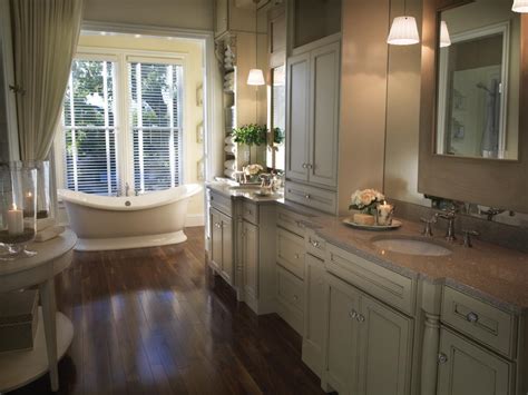 Small Bathtub Ideas And Options Pictures And Tips From Hgtv Bathroom Ideas And Designs Hgtv