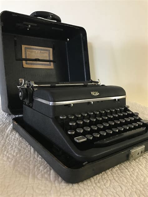Clean Working Condition 1940s Royal Quite Deluxe Mechanical Typewriter