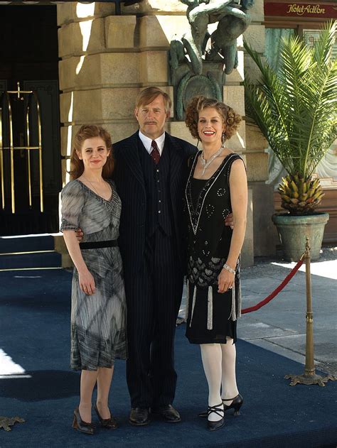 Das adlon eine familiensaga zdf trailer josefine preuß ken duken. Galerie: Setimpressionen von "Das Adlon: Ein Hotel. Zwei ...