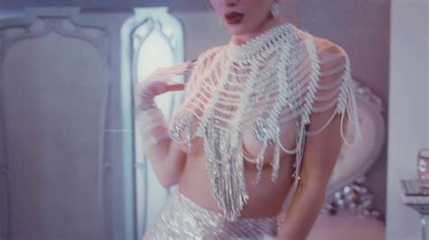 Bella Thorne Exposes Nude Tits And Flashes Her Nipples In The New Music