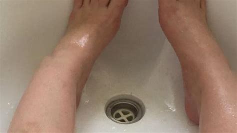 Woman Gets Stuck In Bath After Home Spa Treatment Goes Wrong Live Blog