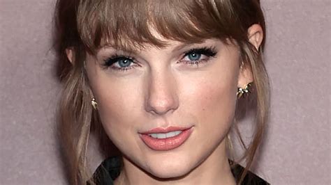Taylor Swift Lip Syncs To Her Hit Track As She Celebrates Her Feline S Birthday