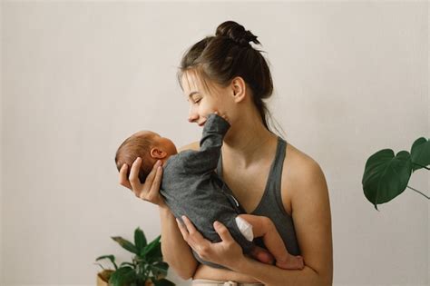 La Madre Sostiene Y Abraza A Su Hijo Recién Nacido En Casa Mamá Y Bebé