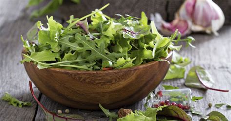 Leaf lettuce (red, green, oak leaf, salad bowl): How to Choose the Healthiest Salad Greens | Greatist