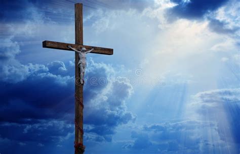 La Cruz Cristiana Aparece Brillante En El Cielo Imagen De Archivo