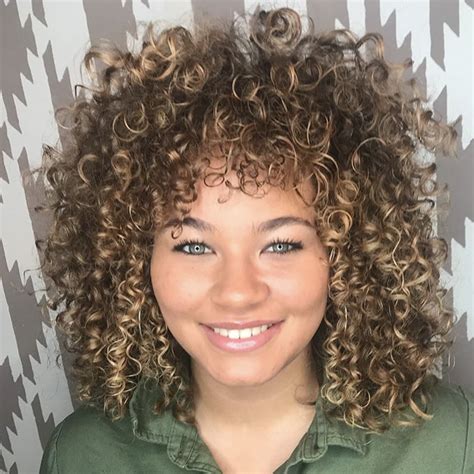 Wavy (medium) can tend to be frizzy and a little resistant to styling. 18 Best Haircuts for Curly Hair | NaturallyCurly.com