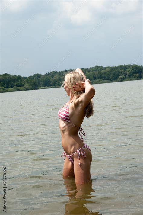 Blonde Frau Am Badesee Strand Meer Ufer Im Bikini Freibad Nackte Haut