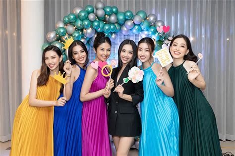 Câu đầu nói về tình yêu nam nữ, những câu sau lại nói về những tình cảm khác. Có những lúc Hoa hậu Việt Nam Tiểu Vy, Đỗ Mỹ Linh lại đáng ...