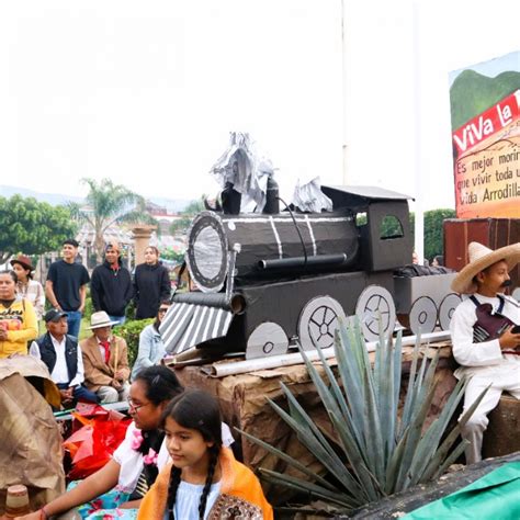 ESCUELAS PRIMARIA, SECUNDARIA Y PREPARATORIA PARTICIPAN EN DESFILE