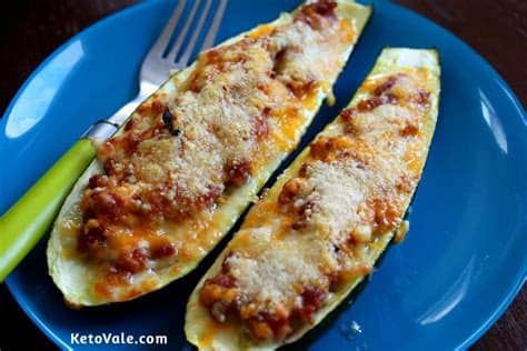Topped with cheese, parsley and bread crumbs, you can't go wrong with this zucchini dish. Stuffed Zucchini Boats With Ground Beef Recipe | Keto Vale