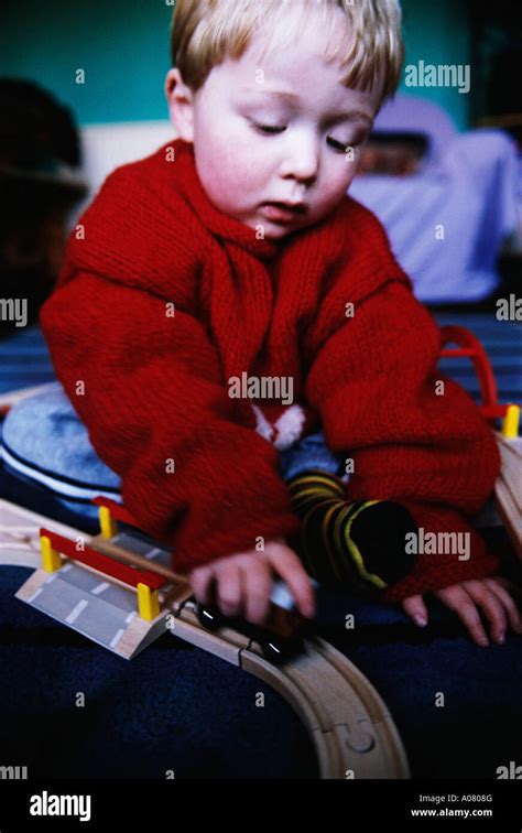 Niño De 2 Años Jugando Con Tren De Madera En El Suelo Del Salón 12 99 Fotografía De Stock Alamy