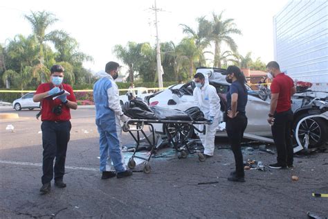 Mujer pierde la vida tras chocar automóvil contra tráiler al norte de Culiacán