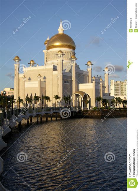 Imported italian marble pillars and floor, granite from shanghai, crystal chandeliers from england, ornate carpets from saudi arabia and a main dome of pure gold. Sultan Omar Ali Saifuddin Mosque, Brunei Stock Photo ...