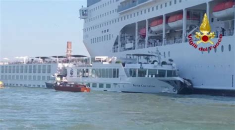 5 Injured In Venice As Cruise Ship Slams Into Tourist Boat Wsvn 7news