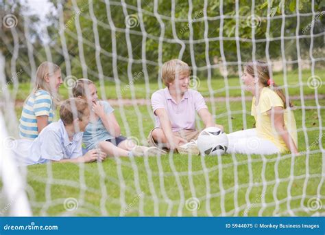 Cinq Jeunes Amis Sur Parler De Terrain De Football Image Stock Image