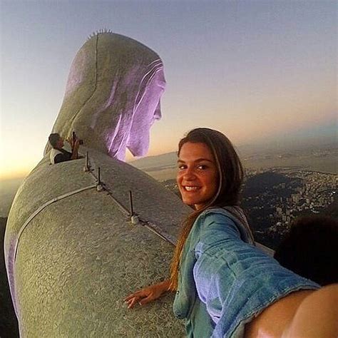 Paulo, servo de jesus cristo, chamado para ser apstolo, separado para o evangelho de deus. 'Selfie' na cabeça de estátua do Cristo - 16/05/2018 ...