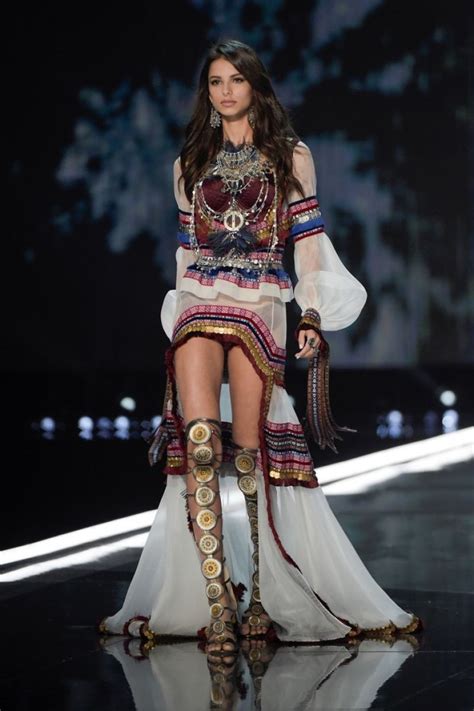 Le défilé victoria's secret est l'événement mode de chaque fin d'année. BRUNA LIRIO at 2017 Victoria's Secret Fashion Show in ...