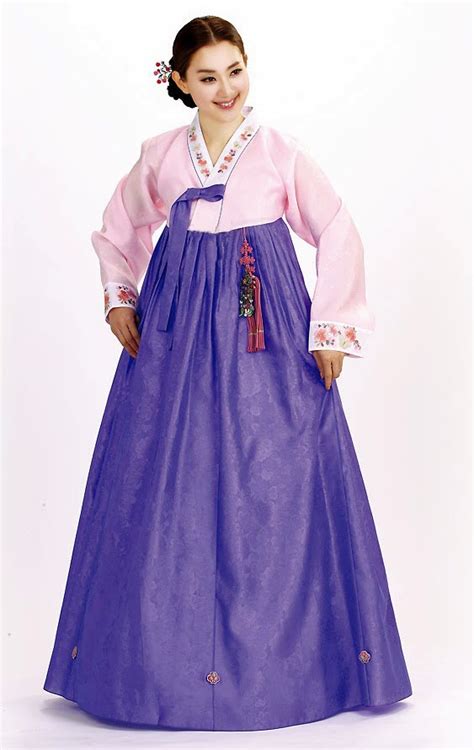 The korean bride who chose to wear a traditional costume on her wedding may also wear an ornamental headgear and either the wonsam (ceremonial silk top coat) or hwarot (silk embroidered robe a chinese friend of mine wore hanbok as one of the dresses for her wedding photo shoot. korean wedding dress traditional (Hanbok) | FASHION STYLE