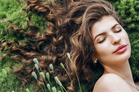 mulher sensual com o cabelo longo que encontra se na grama verde foto de stock imagem de