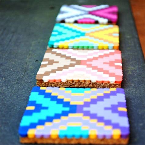 Creare delle palle di paillettes e perline per fare gioielli. Creare con i Pyssla: 40 lavoretti con le perline da ...