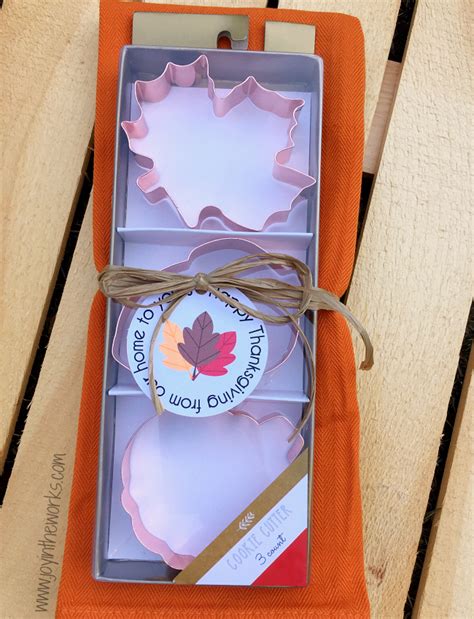 These gift ideas are the perfect option for your thanksgiving host this year. Simple Hostess Gift Ideas for Thanksgiving - Joy in the Works