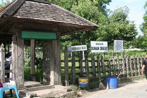 Kisah Ritual Ziarah Ke Makam Para Wali Songo Koran Sulindo