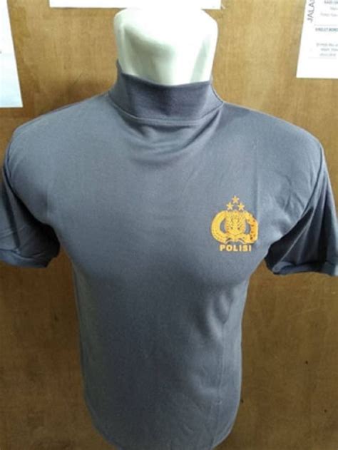 Kaos dengan jenis ini membuat pemakainya terlihat lebih sensual karena menampilkan karena kesederhanaannya, tak heran kaos menjadi pakaian favorit kebanyakan orang. Baju Kaos Leher Tinggi : Baju Rajutan Anak Tinggi: 60cm ...