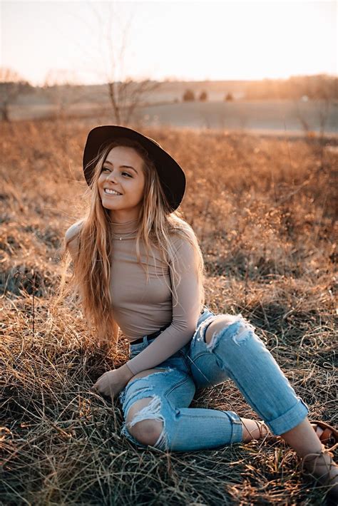 10 Beautiful Outfit Ideas For Senior Pictures 2019