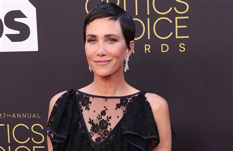 all the steps behind kristen wiig s shimmering skin look at last night s critics choice awards