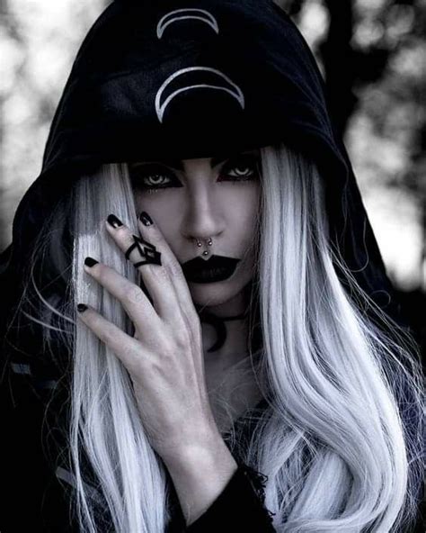 Pin By Karess Hutchison On Beatriz Mariano Dark Witch Fantasy Photography Witch Aesthetic