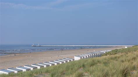 Zeedijk is ideal for a stroll along the wide sandy beach (strand van nieuwpoort) on the north sea, offering a variety of restaurants, coffee shops, and hotels throughout the path. Ook Nieuwpoort heeft een strandplan klaar | Focus en WTV